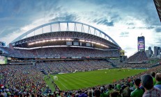 开云体育中国官网-赛道与球场的双重奏，当F1争冠悬念未定，凯尔特人已跨越勇士王朝