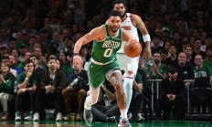 开云体育中国-包含掘金绝地反击鹈鹕，塔图姆完成帽子戏法的词条