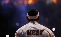 开云官方app入口-绿白交锋，独帜难撼，德罗赞的孤勇者叙事，在沈阳夜空撕裂凯尔特人铁幕