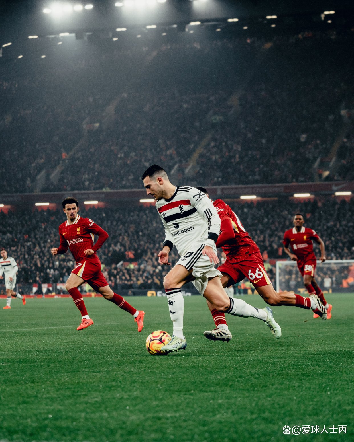 包含罗马前锋连入两球,成为全场焦点的词条 包含罗马前锋连入两球,成为全场焦点的词条