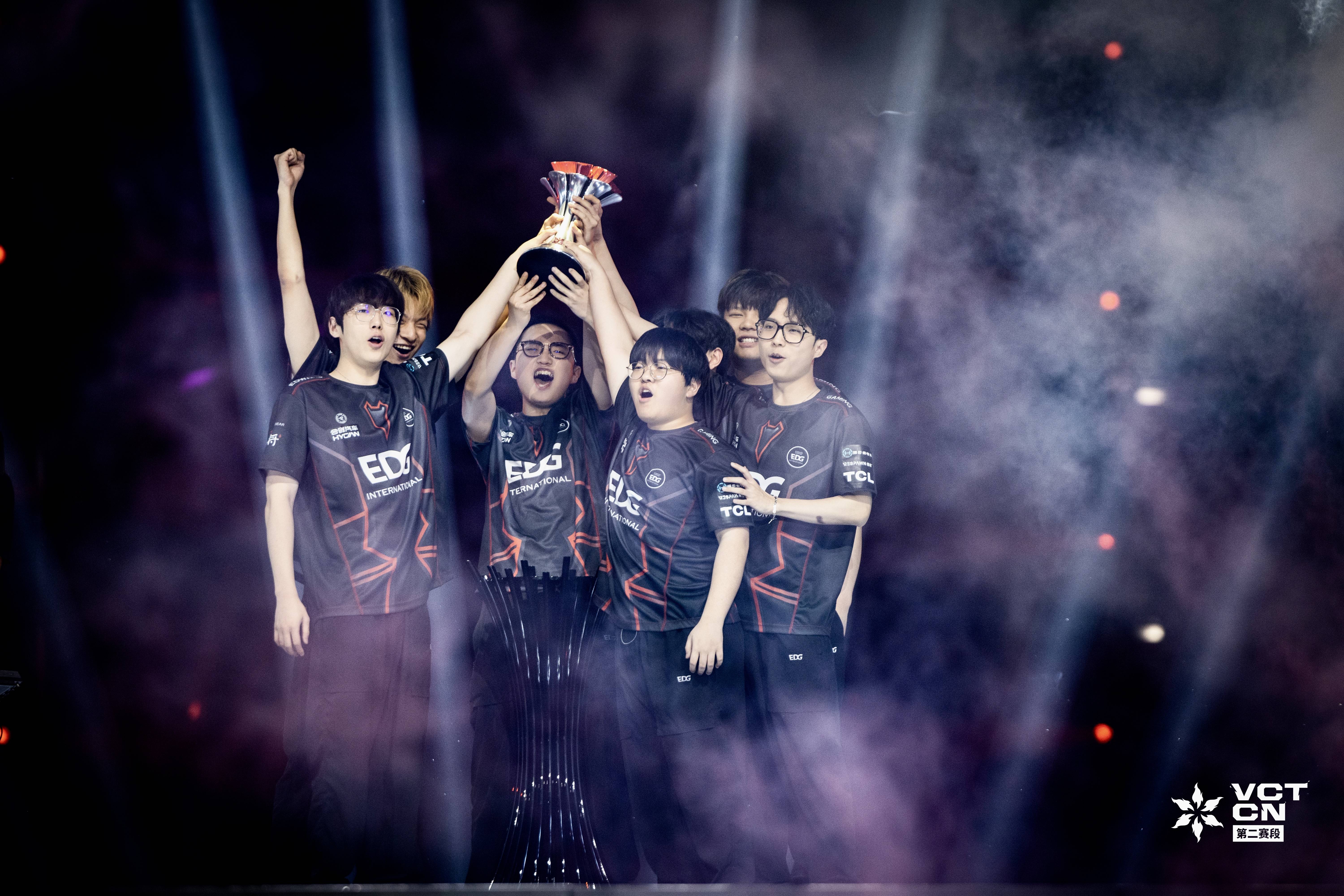 顶级球队力争胜利,角逐荣誉无畏的简单介绍 顶级球队力争胜利,角逐荣誉无畏的简单介绍