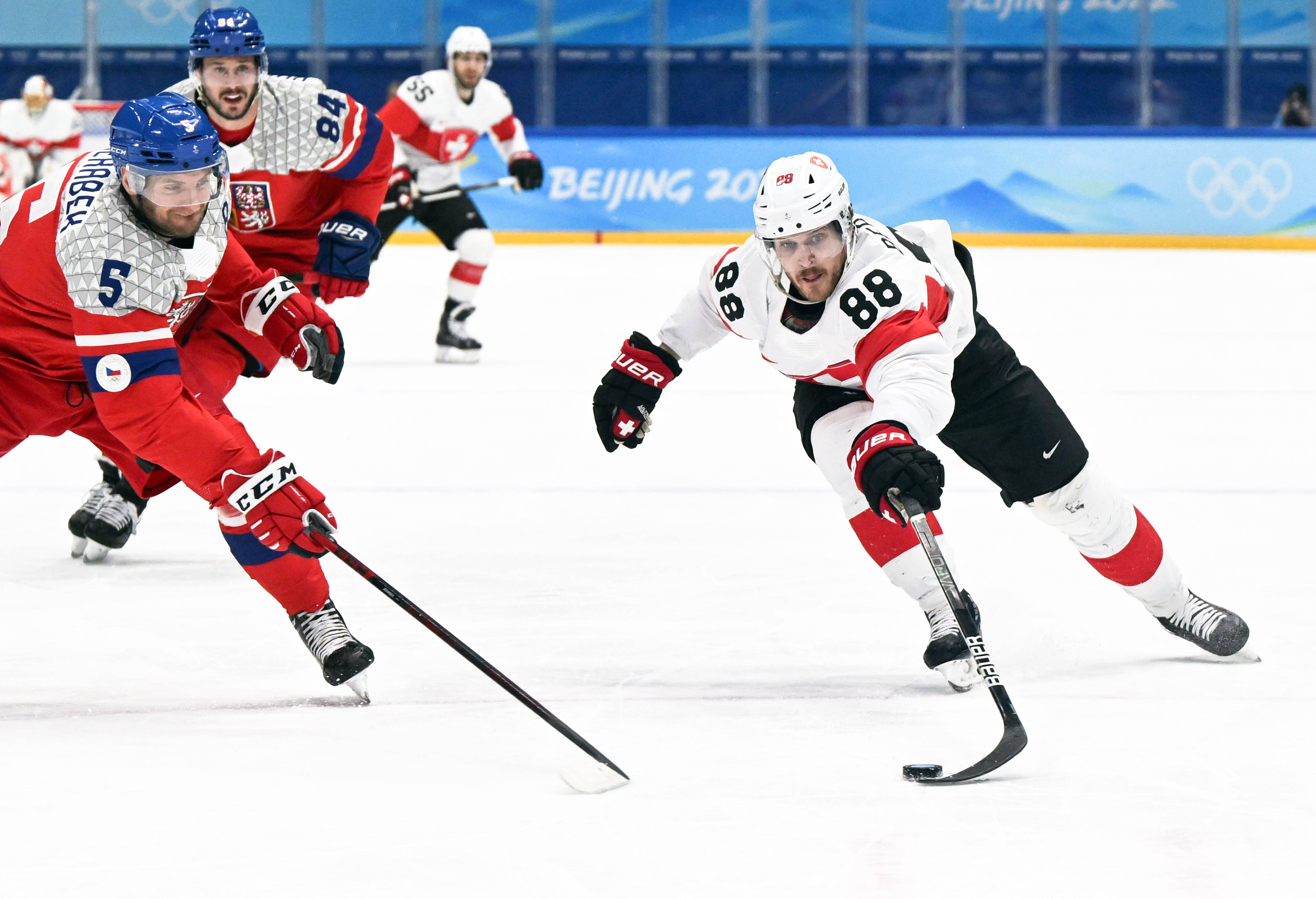 包含捷克实力突破，小组榜首领先优势巨大的词条