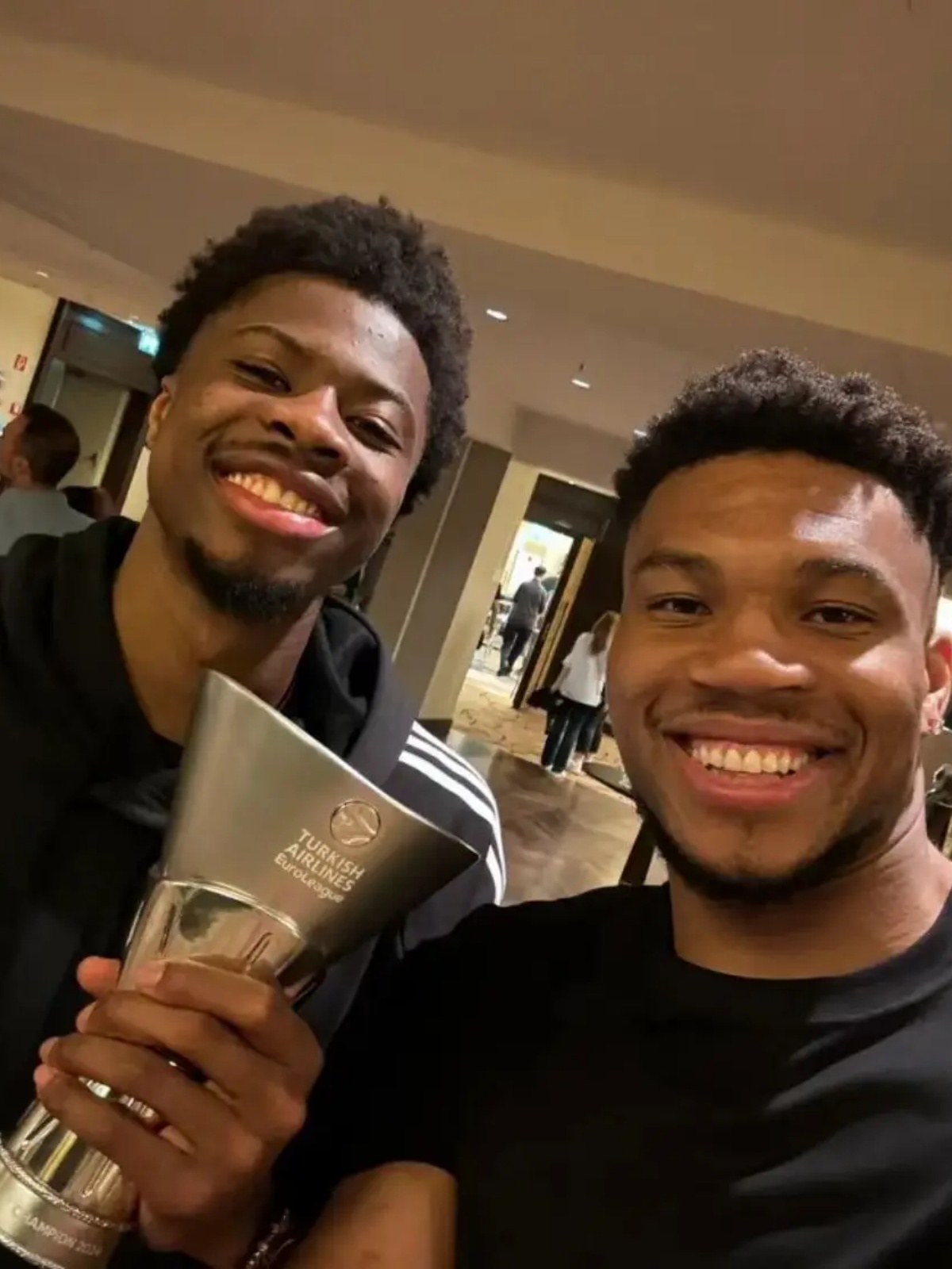 包含希腊国家队遭遇困境，晋级前景料获突破的词条