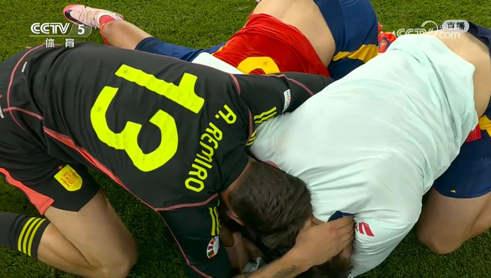 包含欧洲强队激战场面感人，球场风云再起的词条